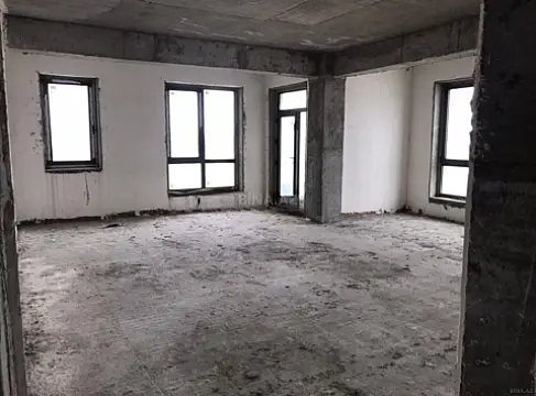Satılır 4 otaqlı mənzil 170 m²
