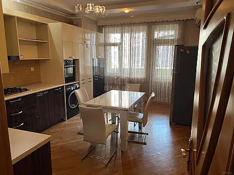 Kirayə verilir 4 otaqlı mənzil 161 m²