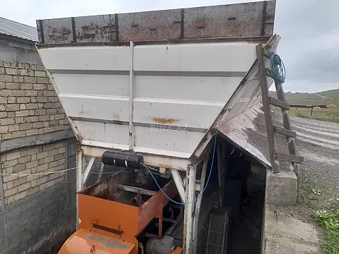 Satılır obyekt 700 m²