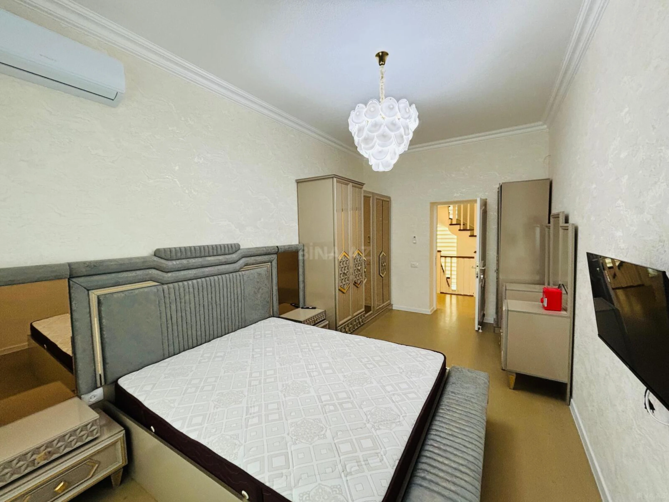 Satılır 9 otaqlı həyət evi 370 m²