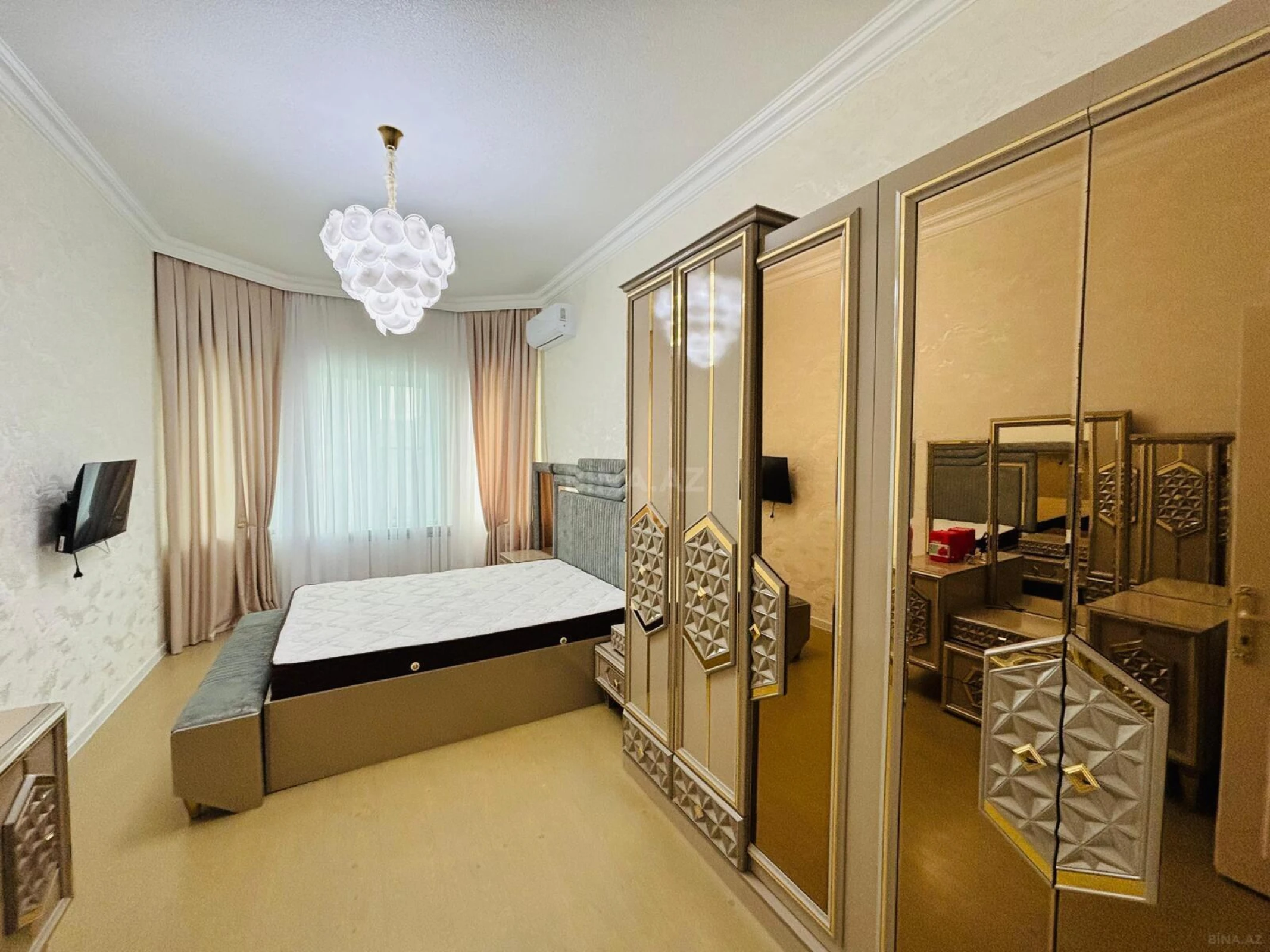 Satılır 9 otaqlı həyət evi 370 m²