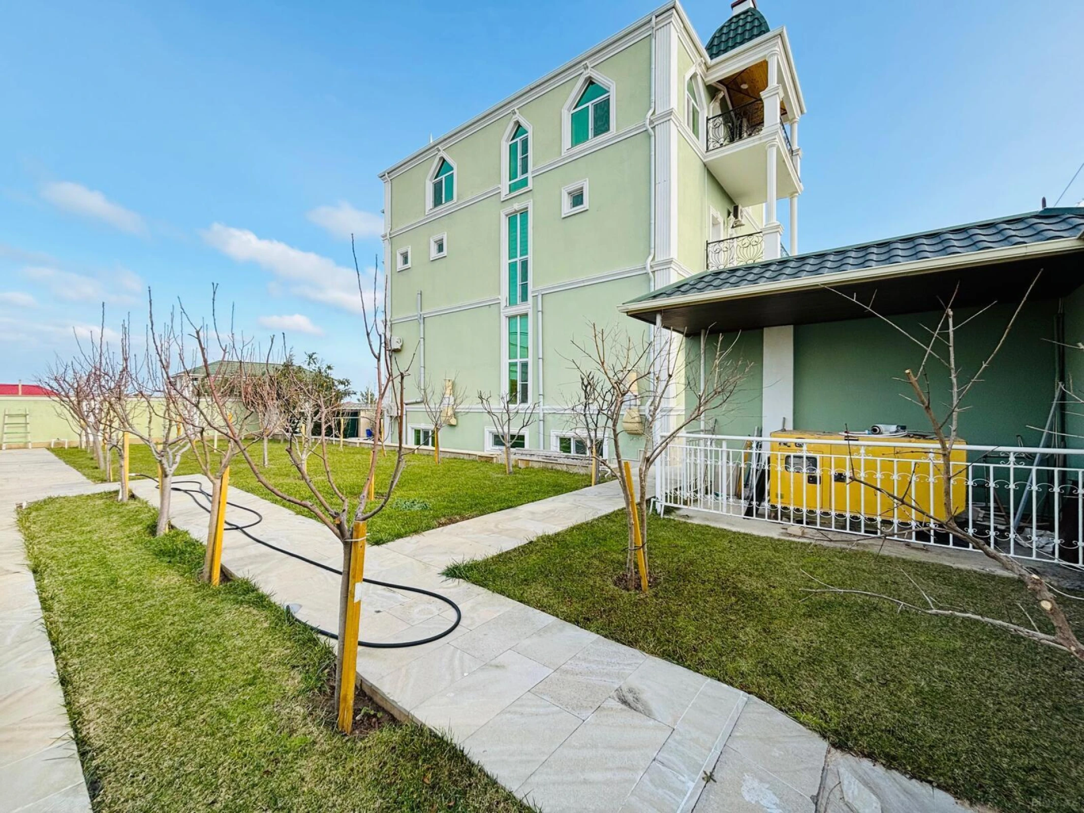 Satılır 9 otaqlı həyət evi 370 m²