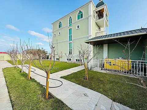Satılır 9 otaqlı həyət evi 370 m²