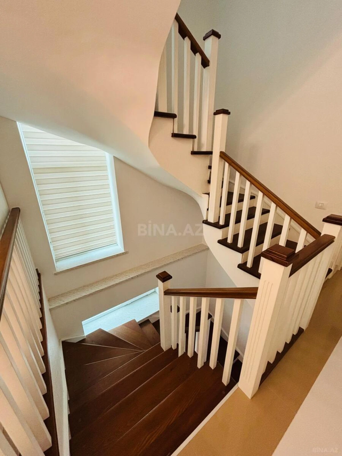 Satılır 9 otaqlı həyət evi 370 m²