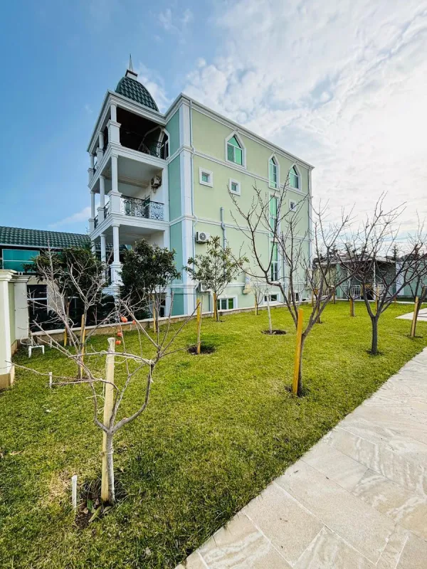 Satılır 9 otaqlı həyət evi 370 m²