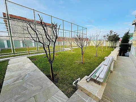 Satılır 9 otaqlı həyət evi 370 m²