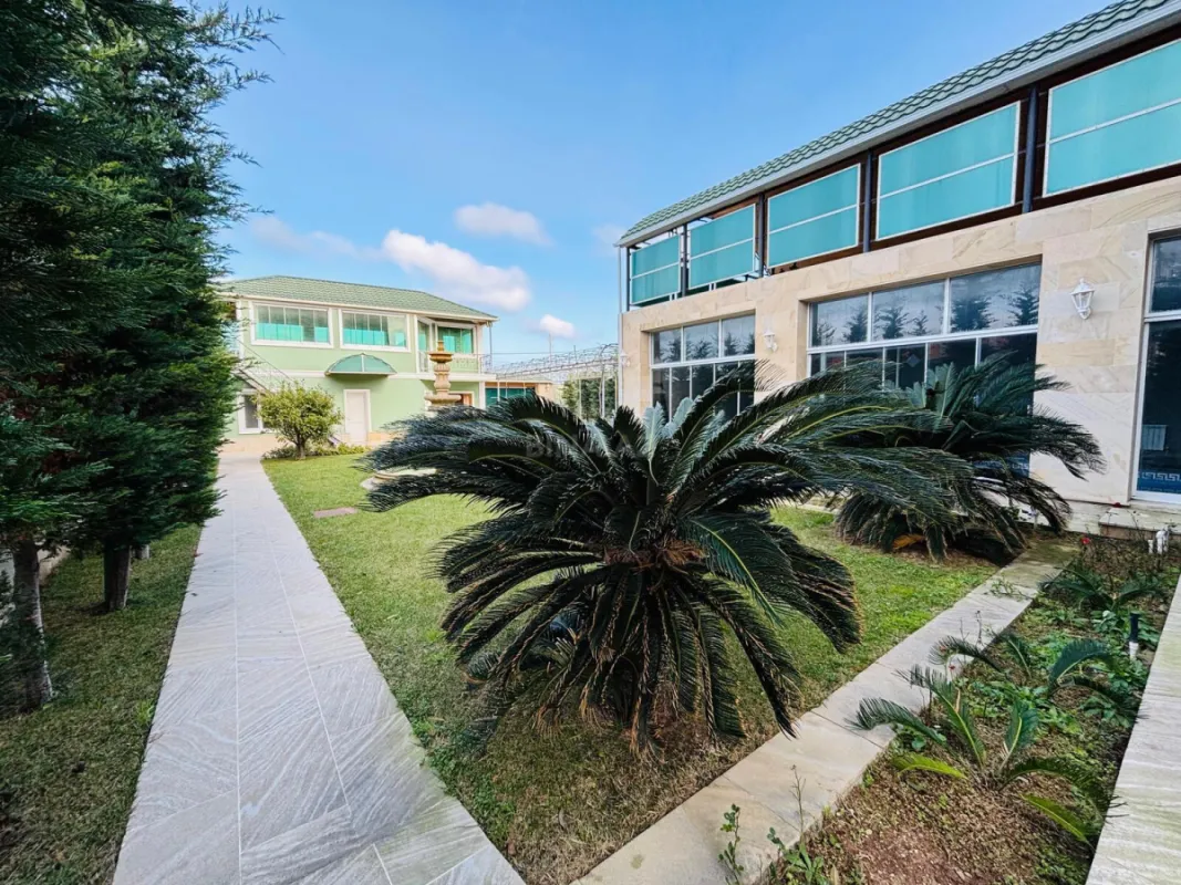Satılır 9 otaqlı həyət evi 370 m²