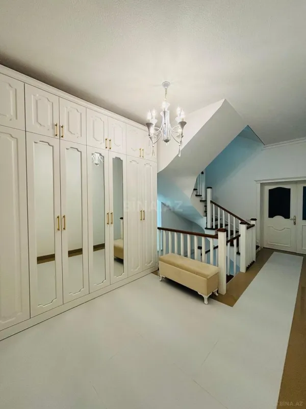 Satılır 9 otaqlı həyət evi 370 m²