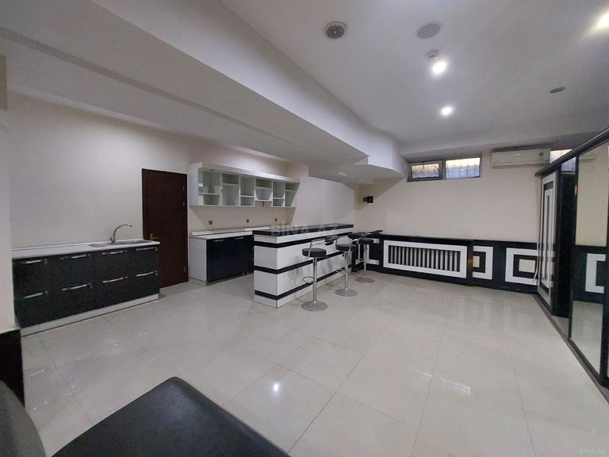 Satılır obyekt 300 m²