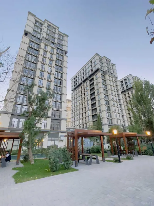 Satılır 4 otaqlı mənzil 215 m²