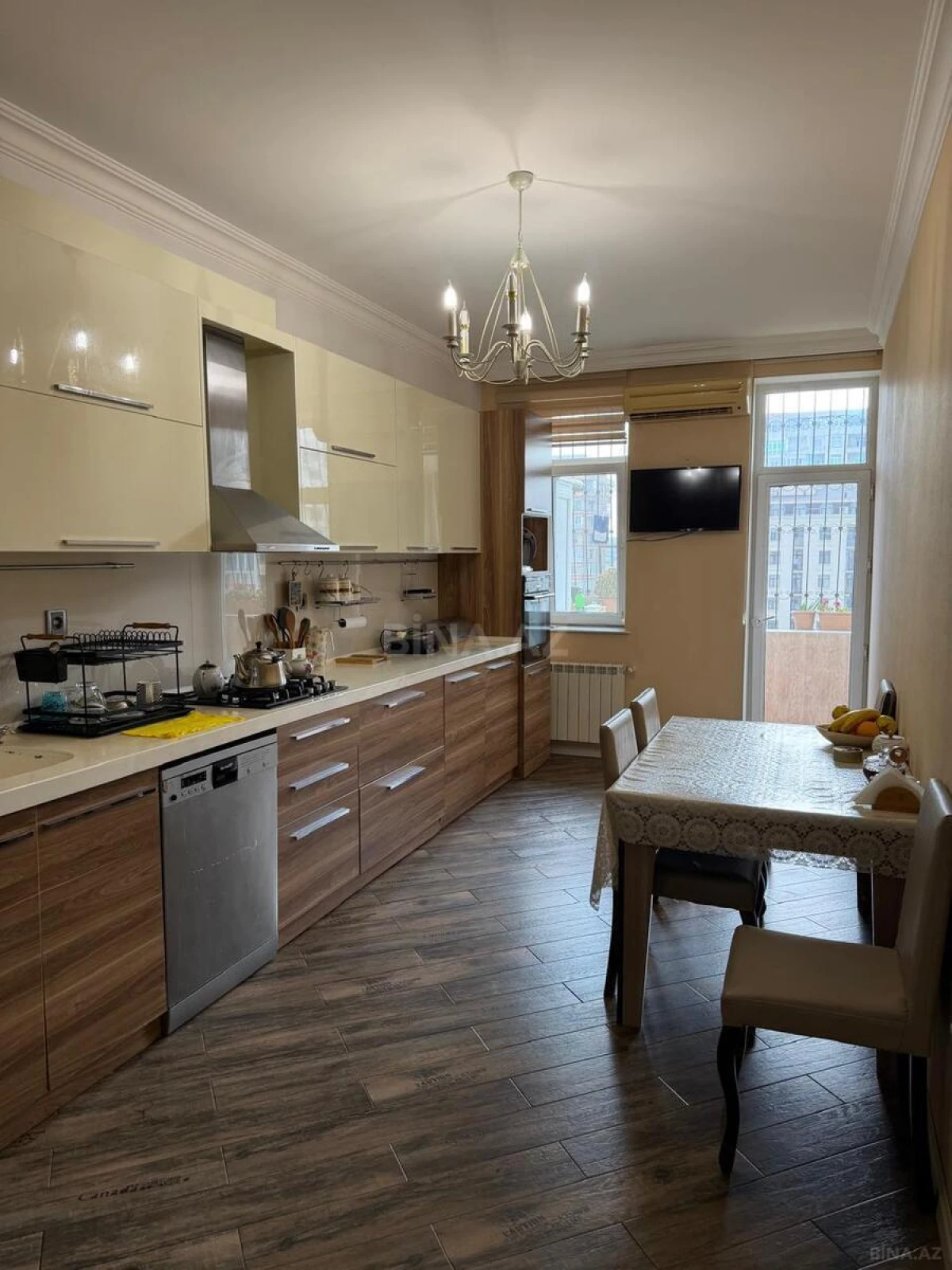 Satılır 3 otaqlı mənzil 135 m²