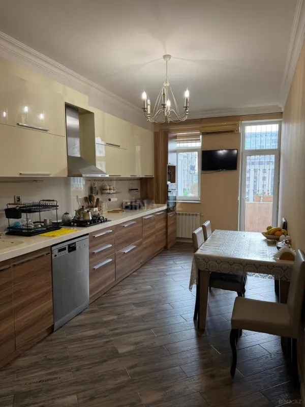 Satılır 3 otaqlı mənzil 135 m²