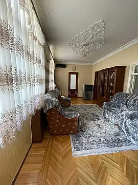Satılır 9 otaqlı həyət evi 250 m²