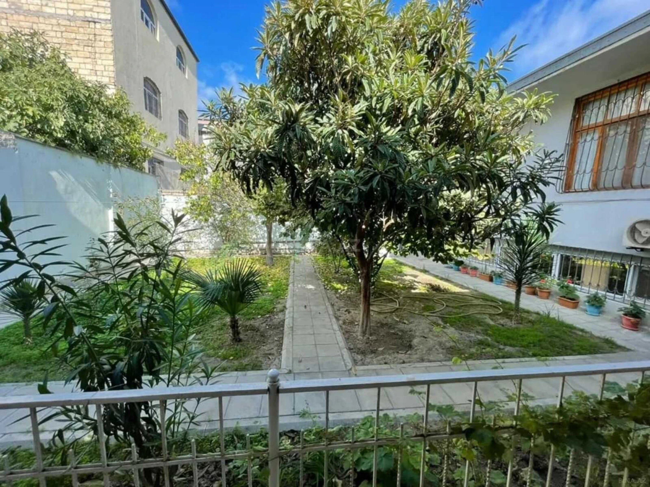 Satılır 9 otaqlı həyət evi 250 m²