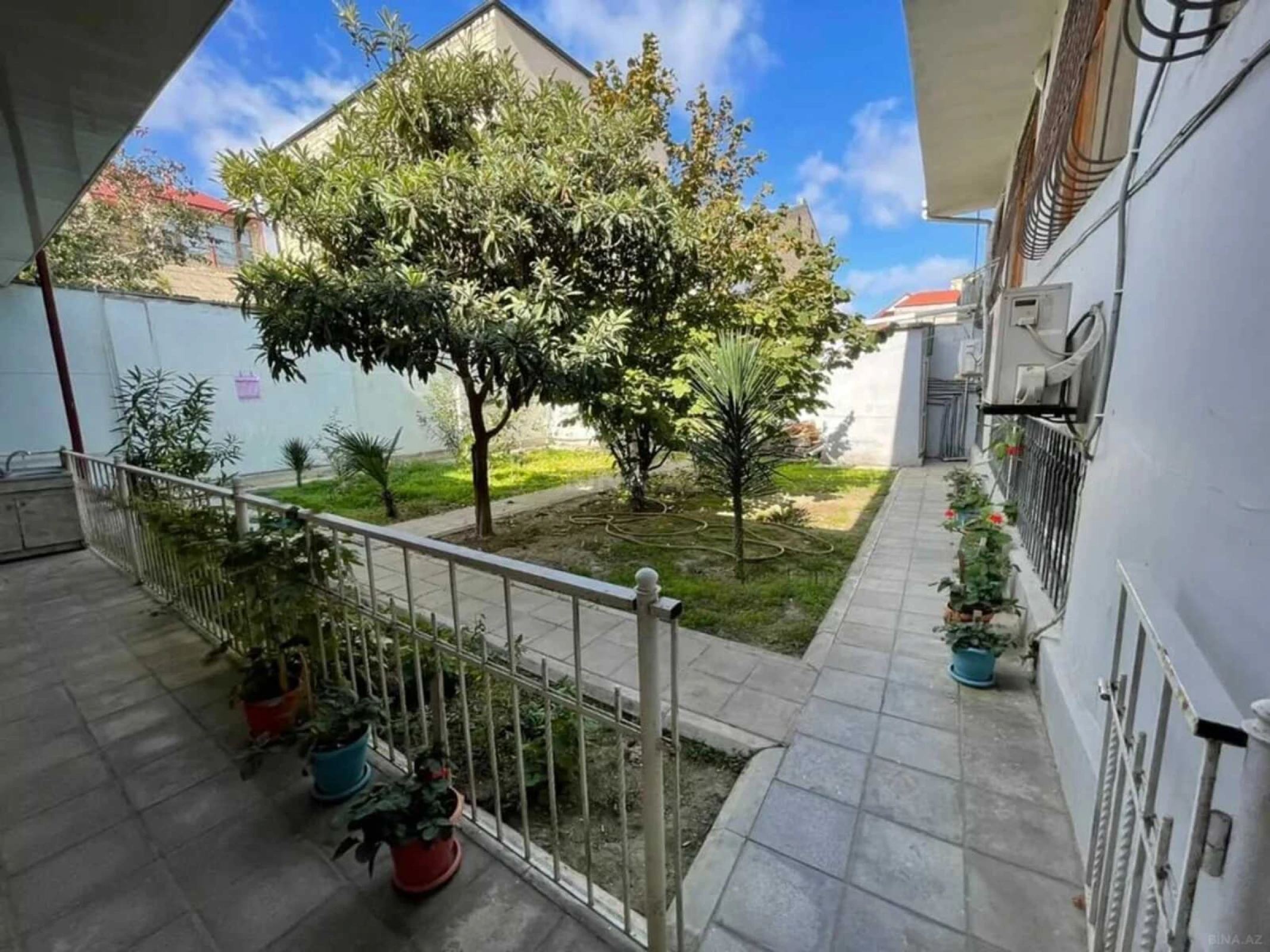 Satılır 9 otaqlı həyət evi 250 m²