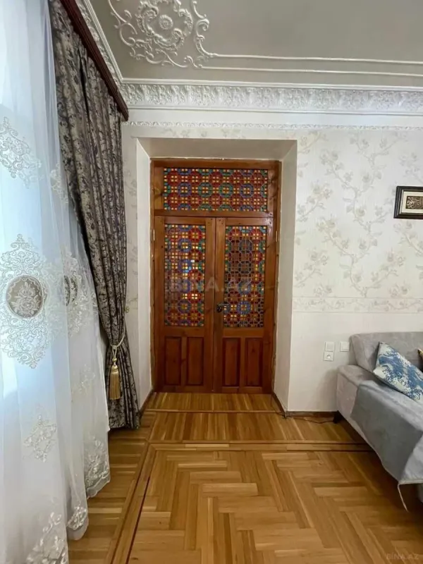 Satılır 9 otaqlı həyət evi 250 m²