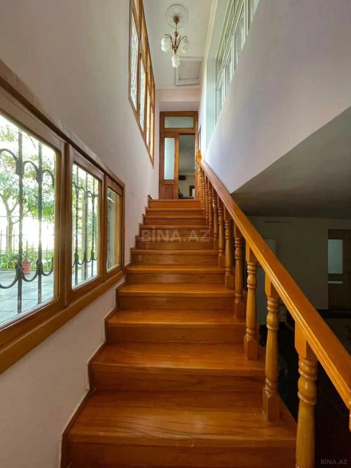 Satılır 9 otaqlı həyət evi 250 m²