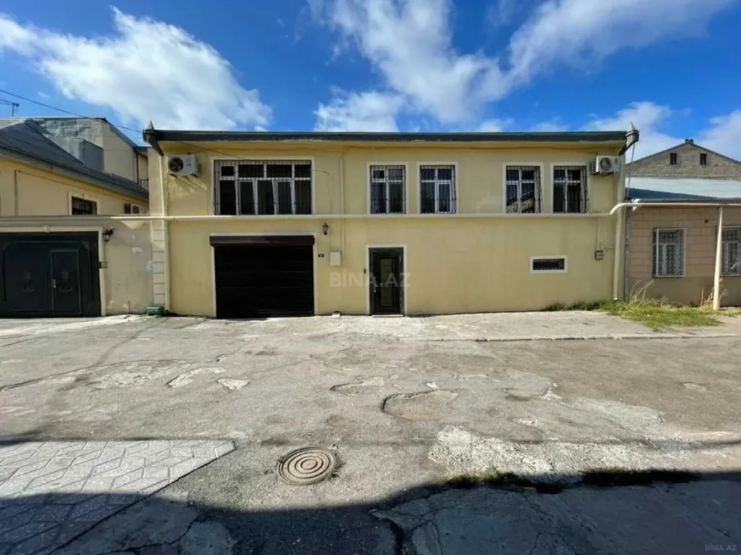 Satılır 9 otaqlı həyət evi 250 m²