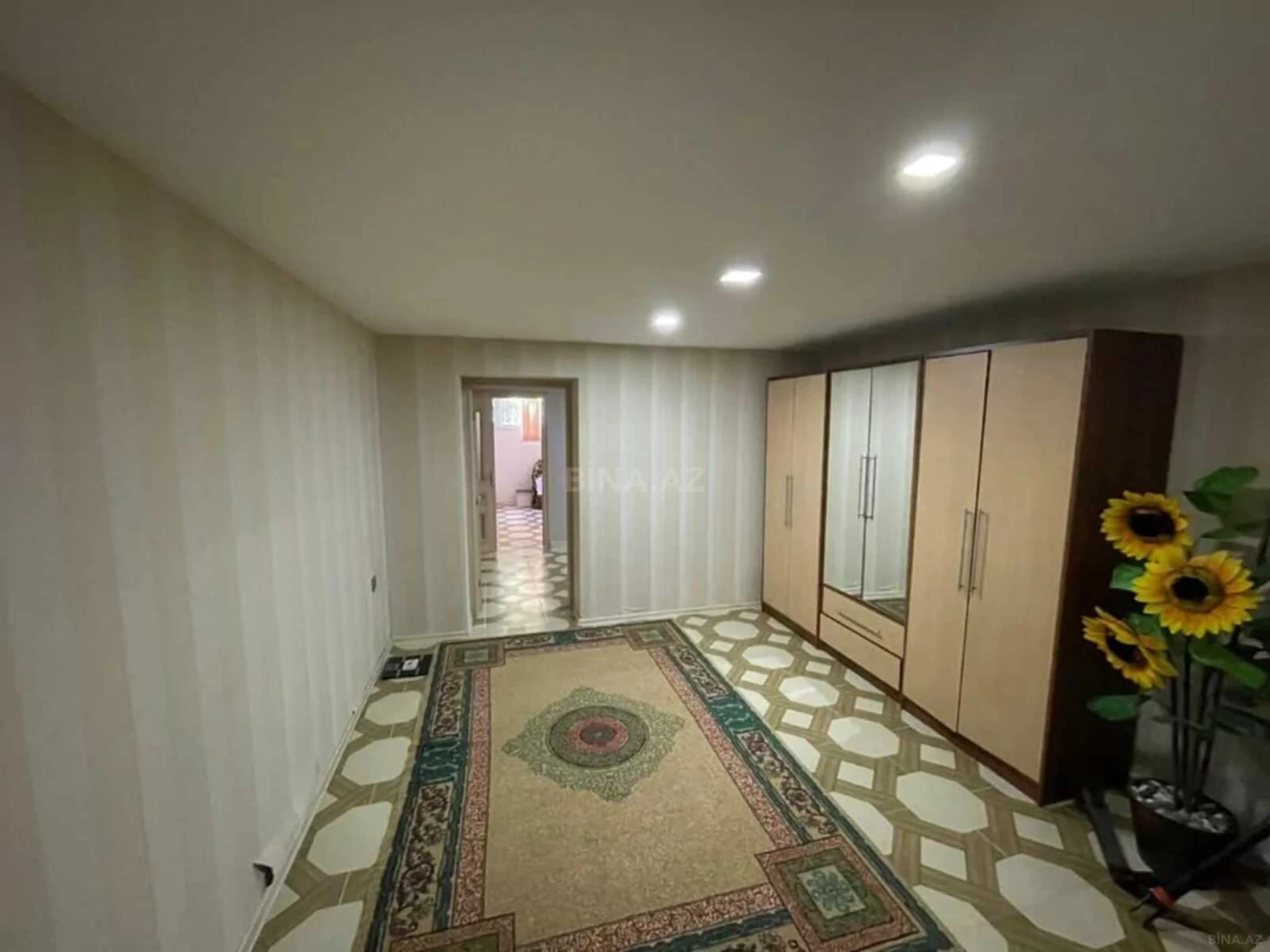 Satılır 9 otaqlı həyət evi 250 m²