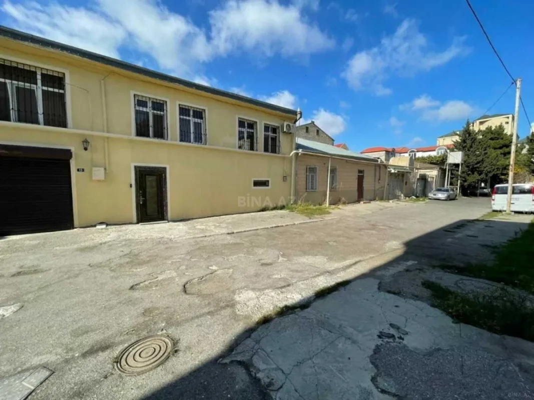 Satılır 9 otaqlı həyət evi 250 m²
