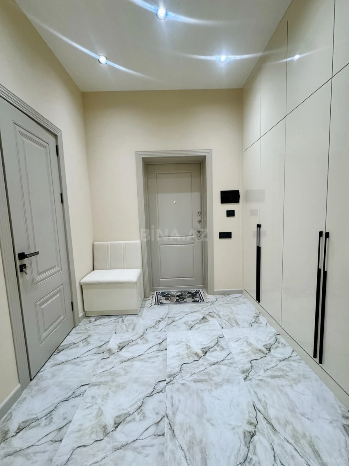 Satılır 2 otaqlı mənzil 68 m²