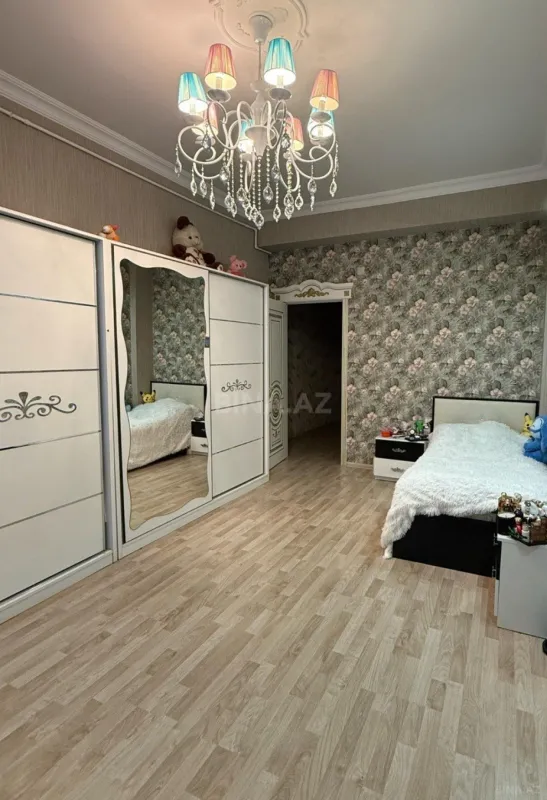 Satılır 3 otaqlı mənzil 136 m²