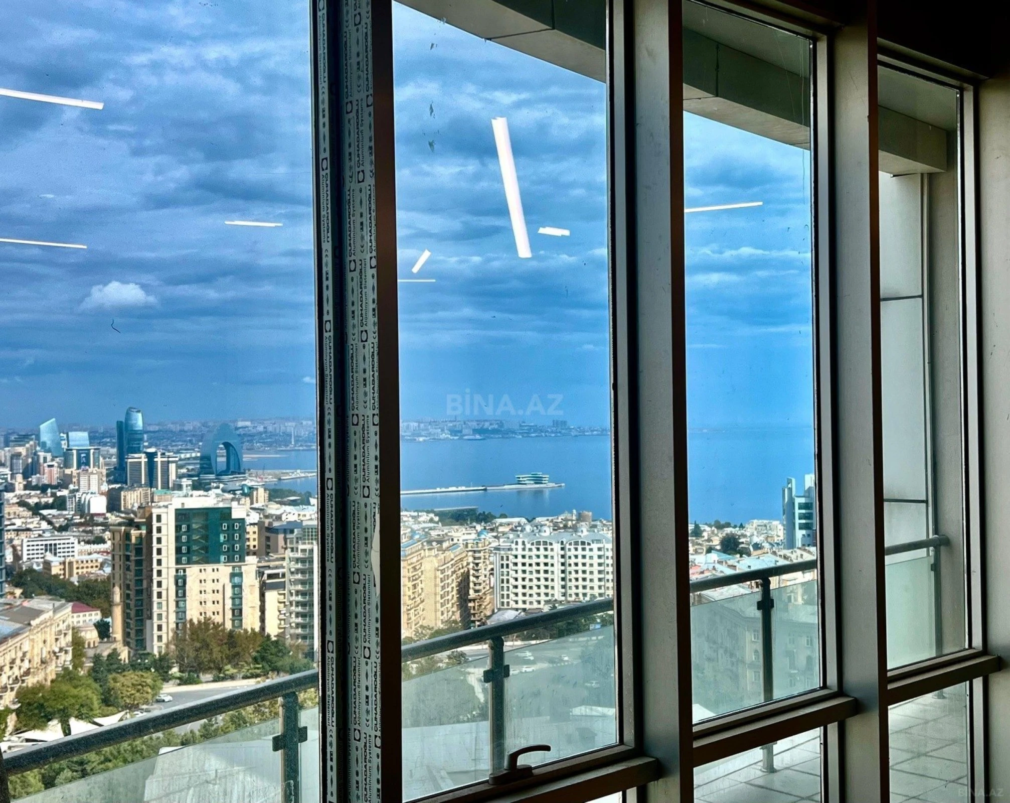 Satılır 4 otaqlı mənzil 242 m²