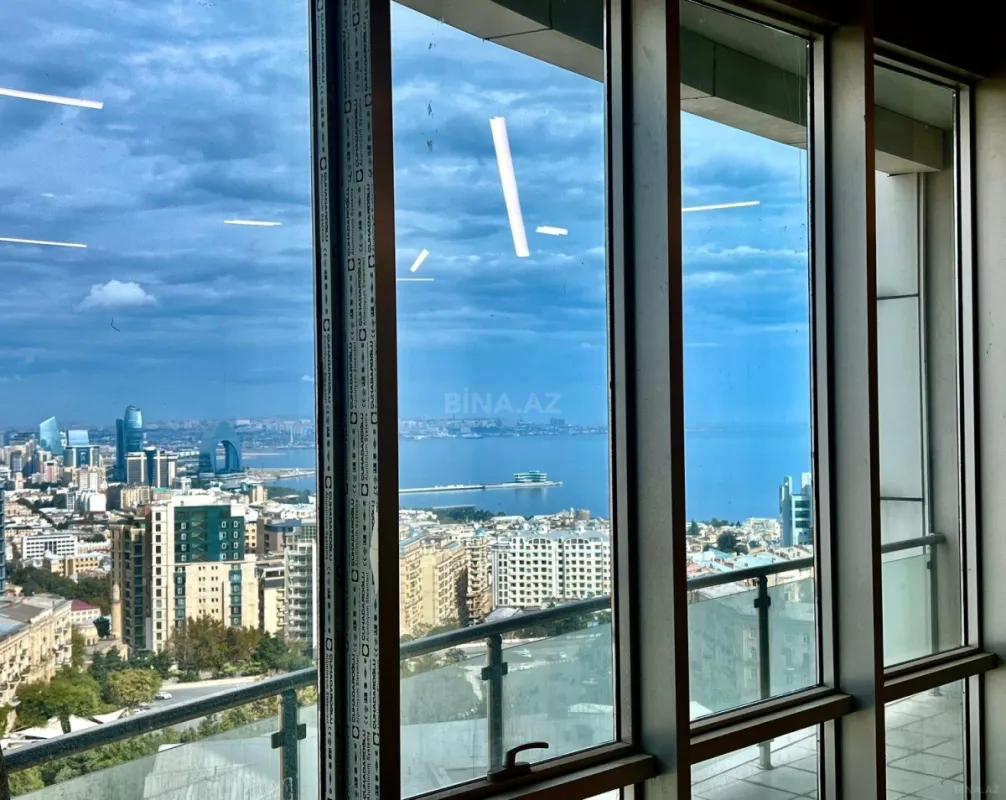 Satılır 4 otaqlı mənzil 242 m²