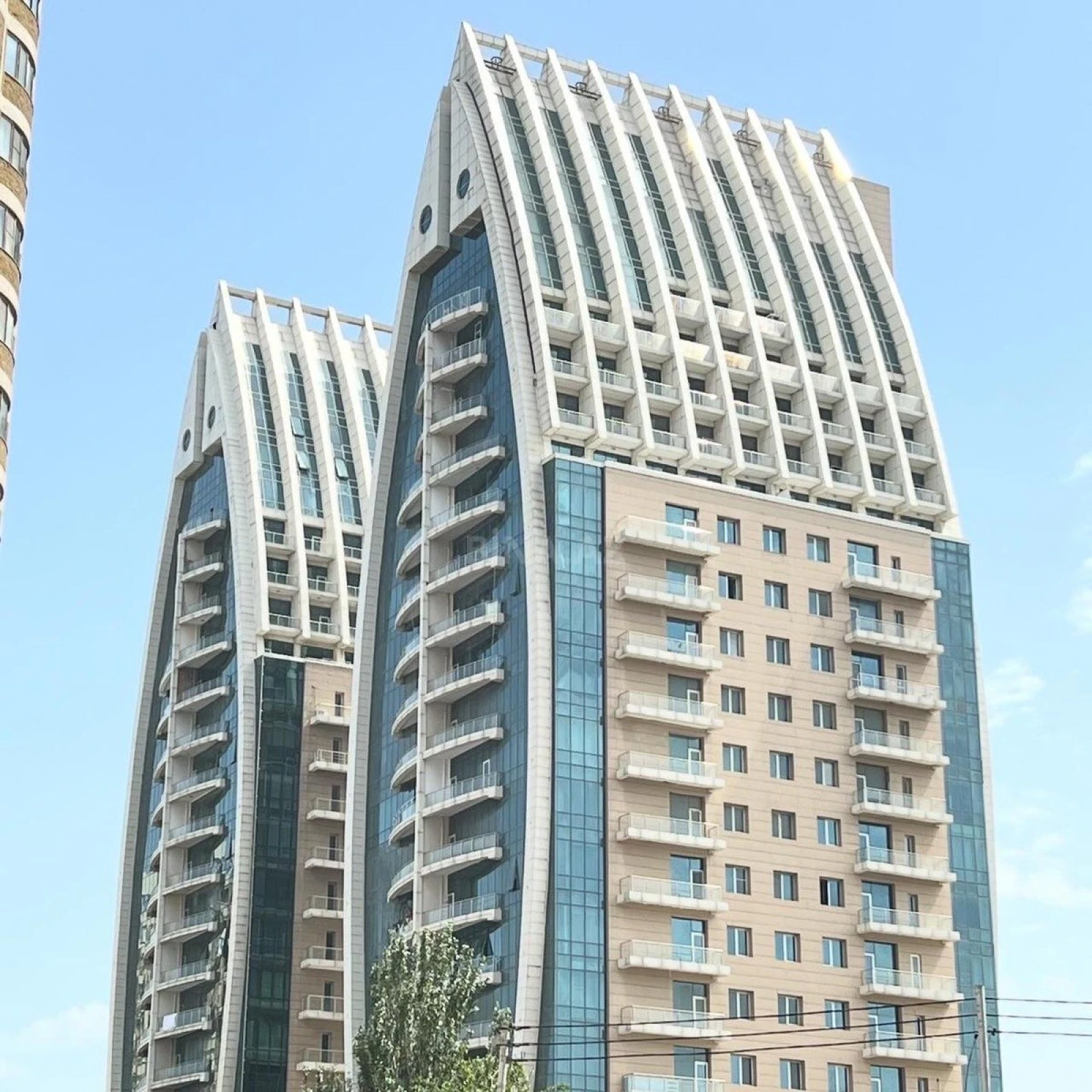 Satılır 4 otaqlı mənzil 242 m²