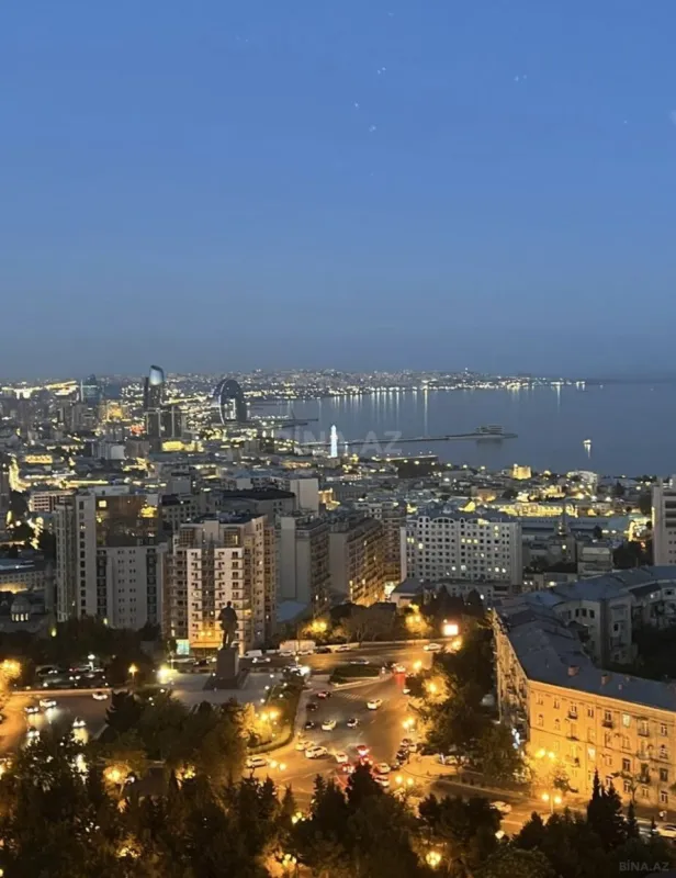 Satılır 4 otaqlı mənzil 242 m²