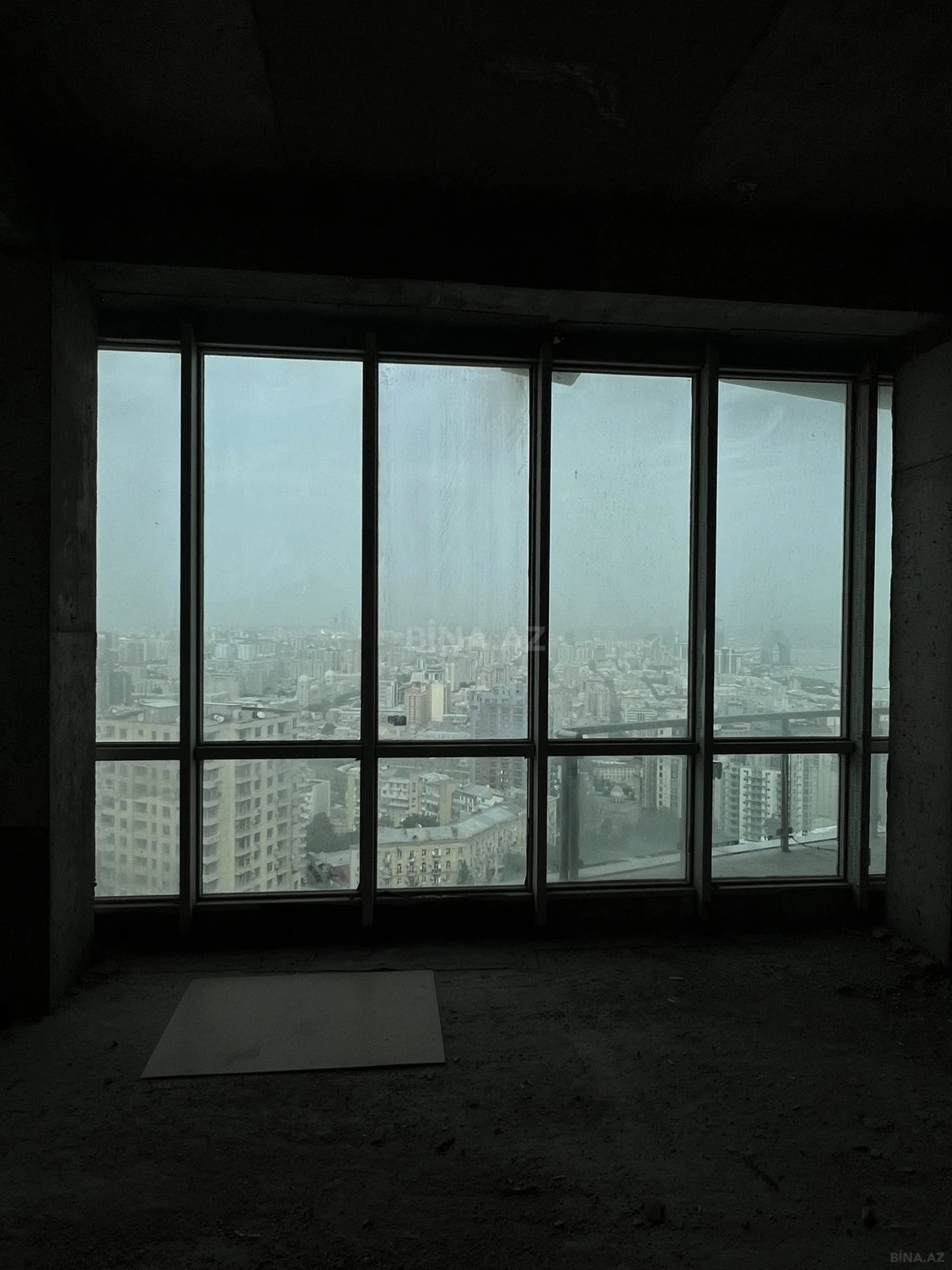 Satılır 4 otaqlı mənzil 242 m²