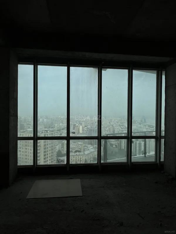 Satılır 4 otaqlı mənzil 242 m²