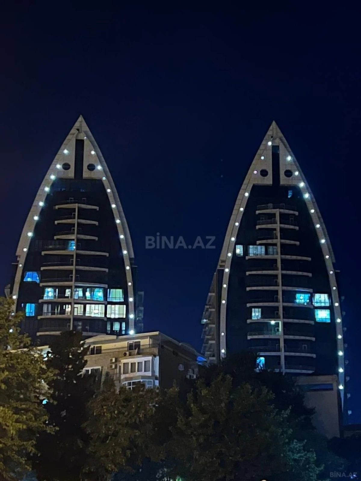 Satılır 4 otaqlı mənzil 242 m²