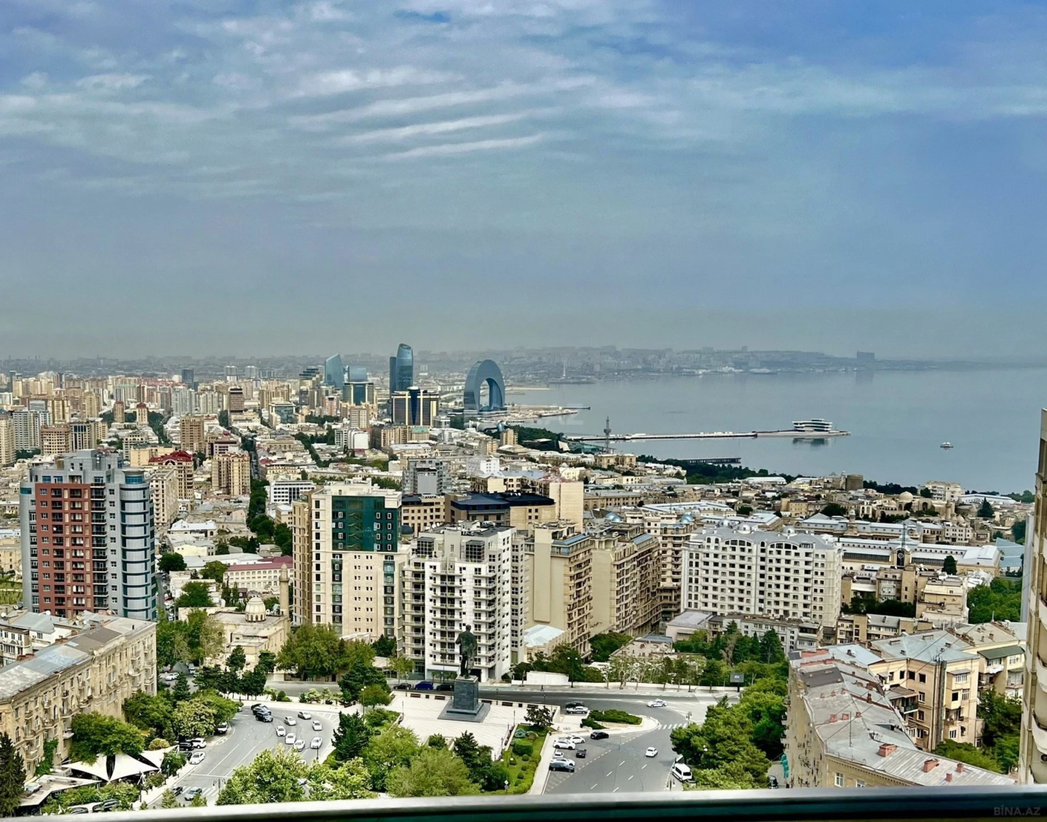 Satılır 4 otaqlı mənzil 242 m²