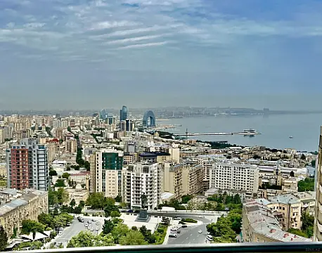 Satılır 4 otaqlı mənzil 242 m²