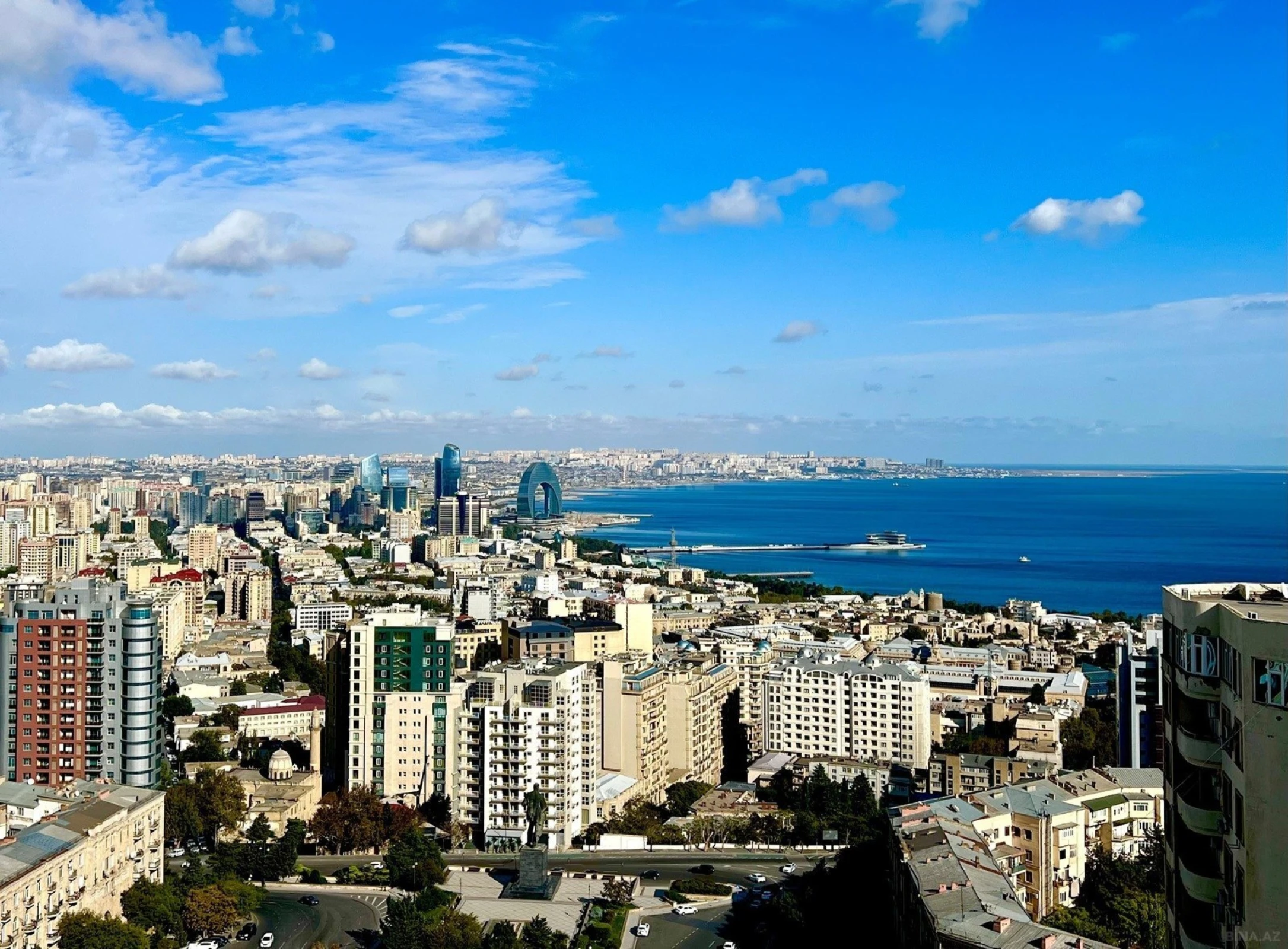 Satılır 4 otaqlı mənzil 242 m²