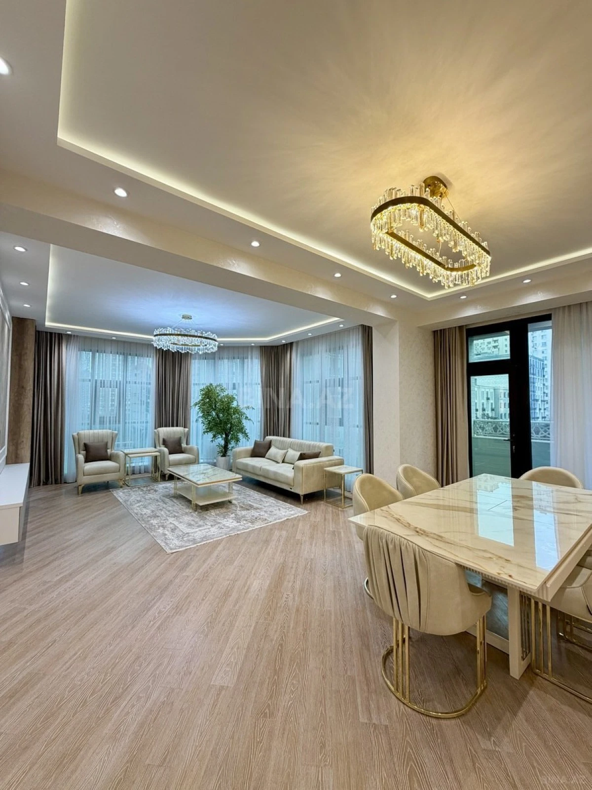 Satılır 3 otaqlı mənzil 141 m²
