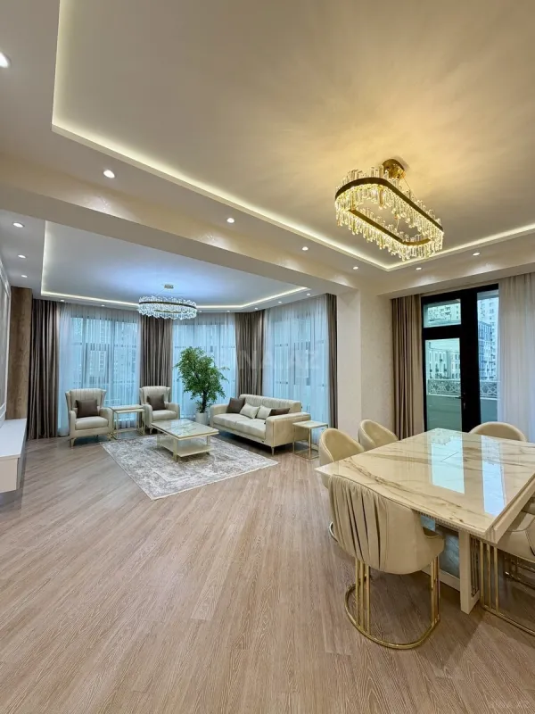 Satılır 3 otaqlı mənzil 141 m²