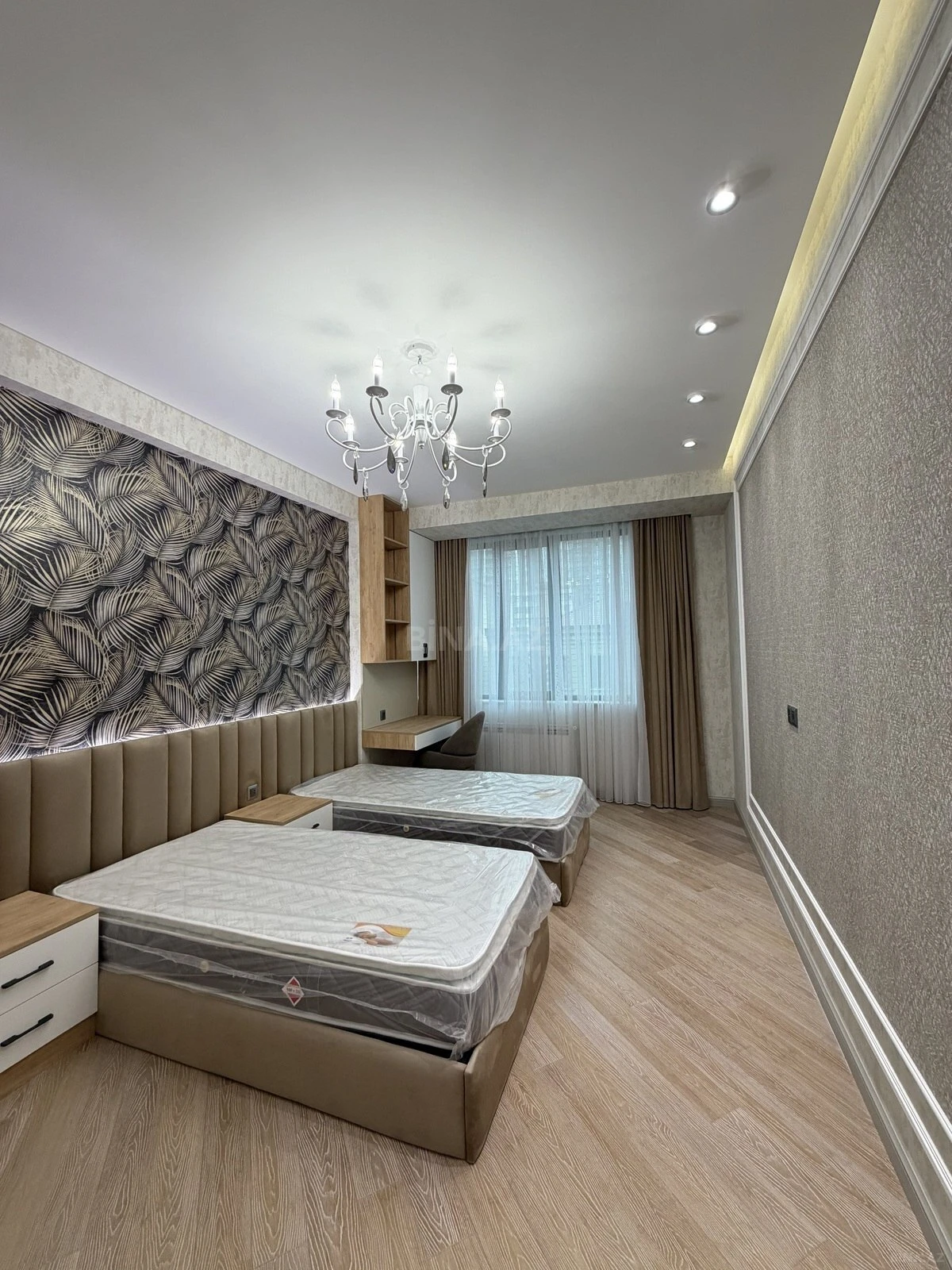 Satılır 3 otaqlı mənzil 141 m²