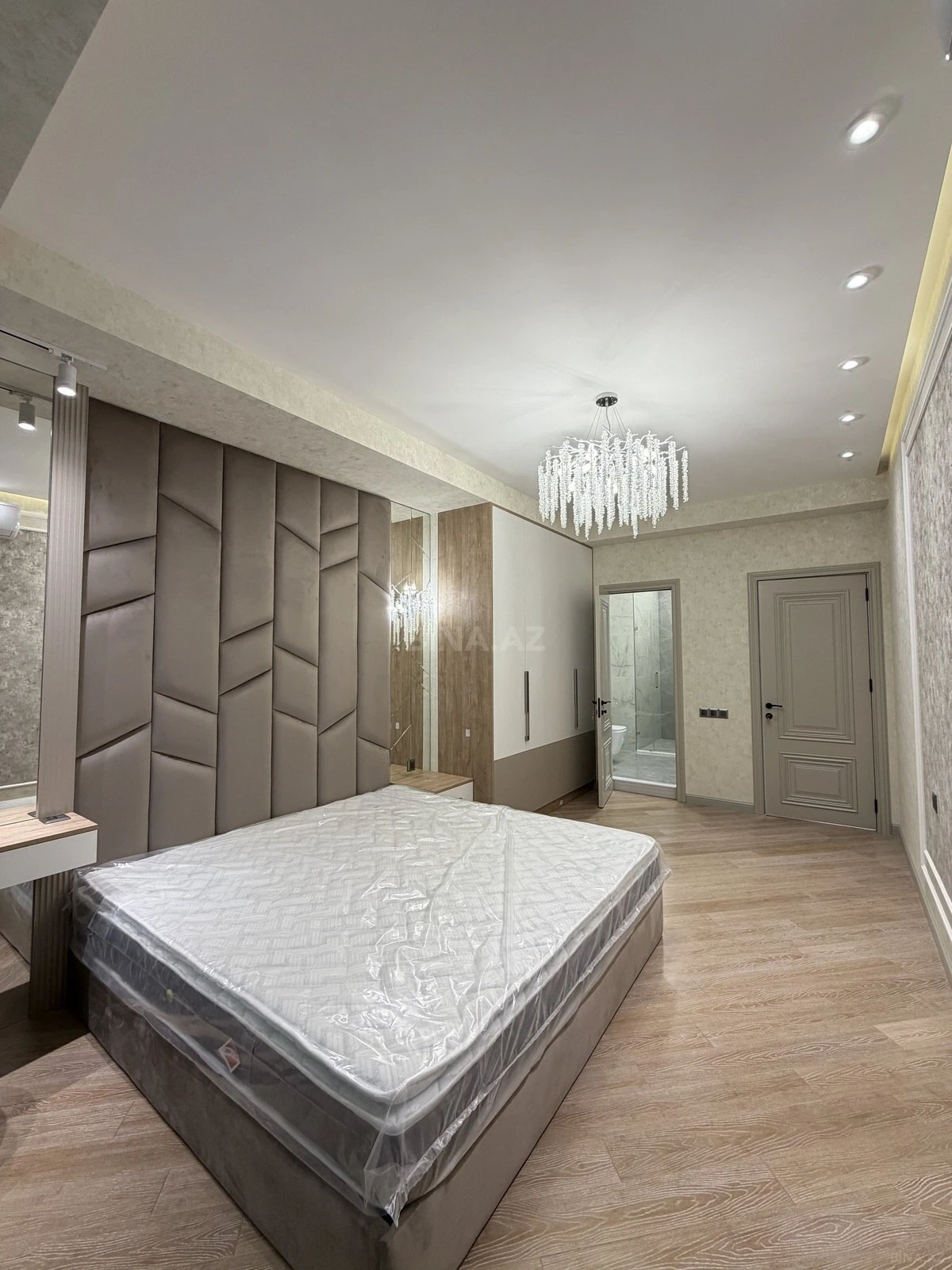 Satılır 3 otaqlı mənzil 141 m²