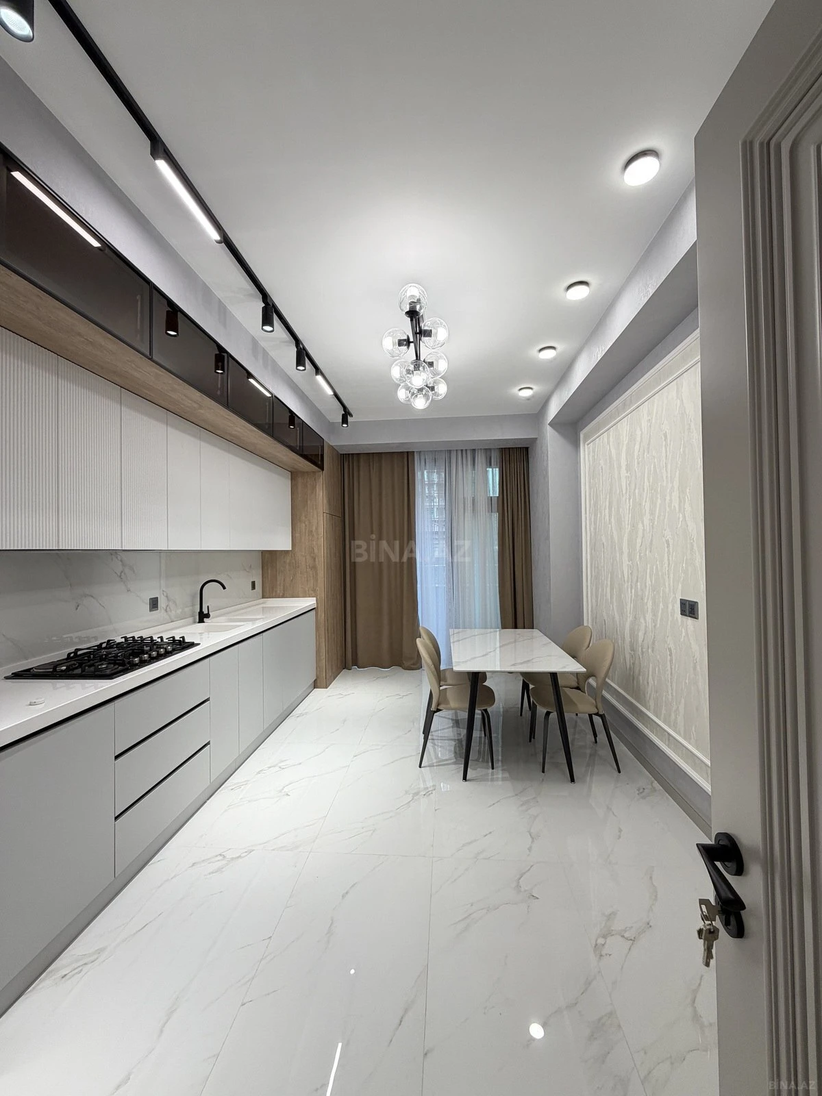 Satılır 3 otaqlı mənzil 141 m²