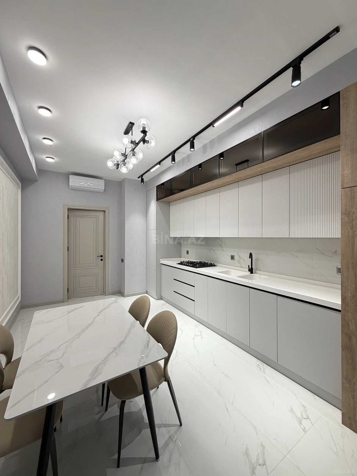 Satılır 3 otaqlı mənzil 141 m²