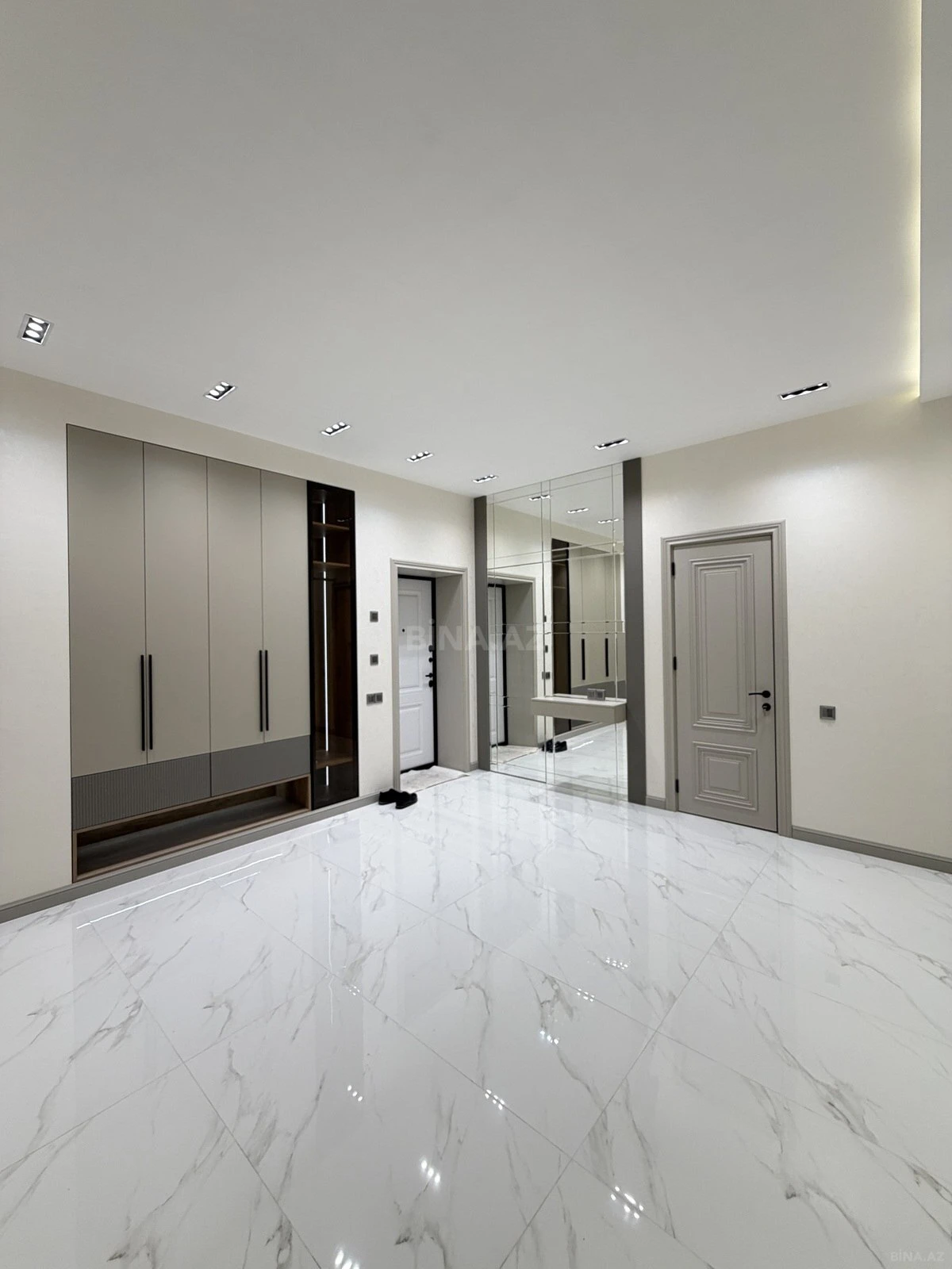 Satılır 3 otaqlı mənzil 141 m²