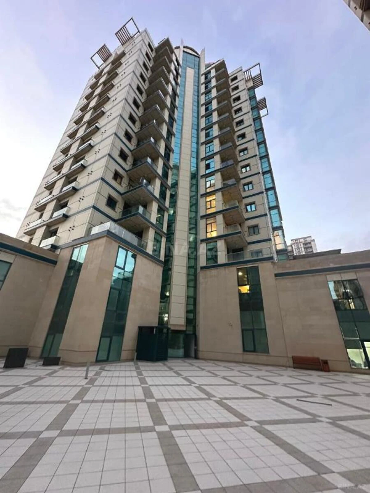Satılır 4 otaqlı mənzil 186 m²