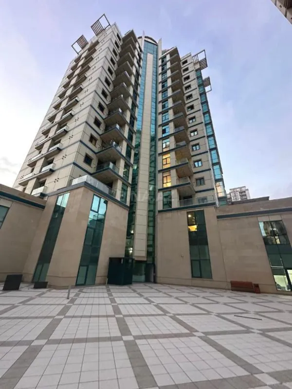 Satılır 4 otaqlı mənzil 186 m²