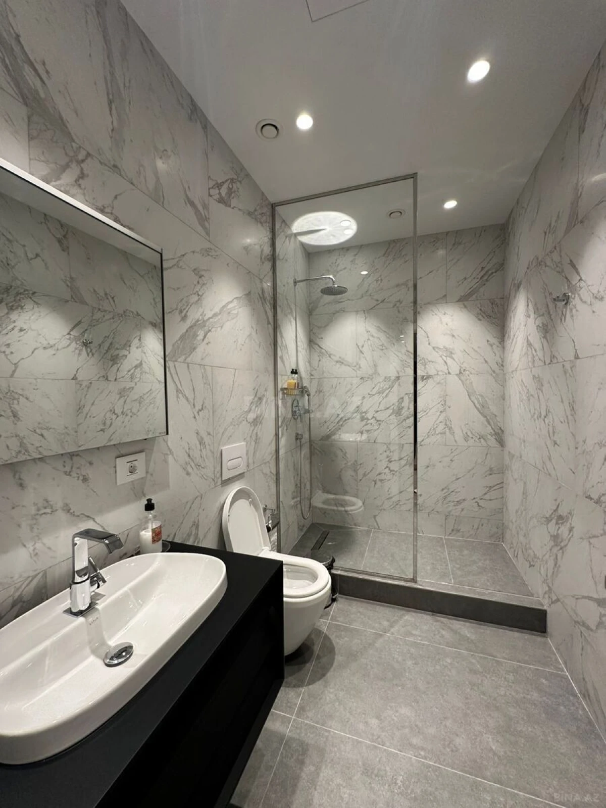 Kirayə verilir 2 otaqlı mənzil 105 m²