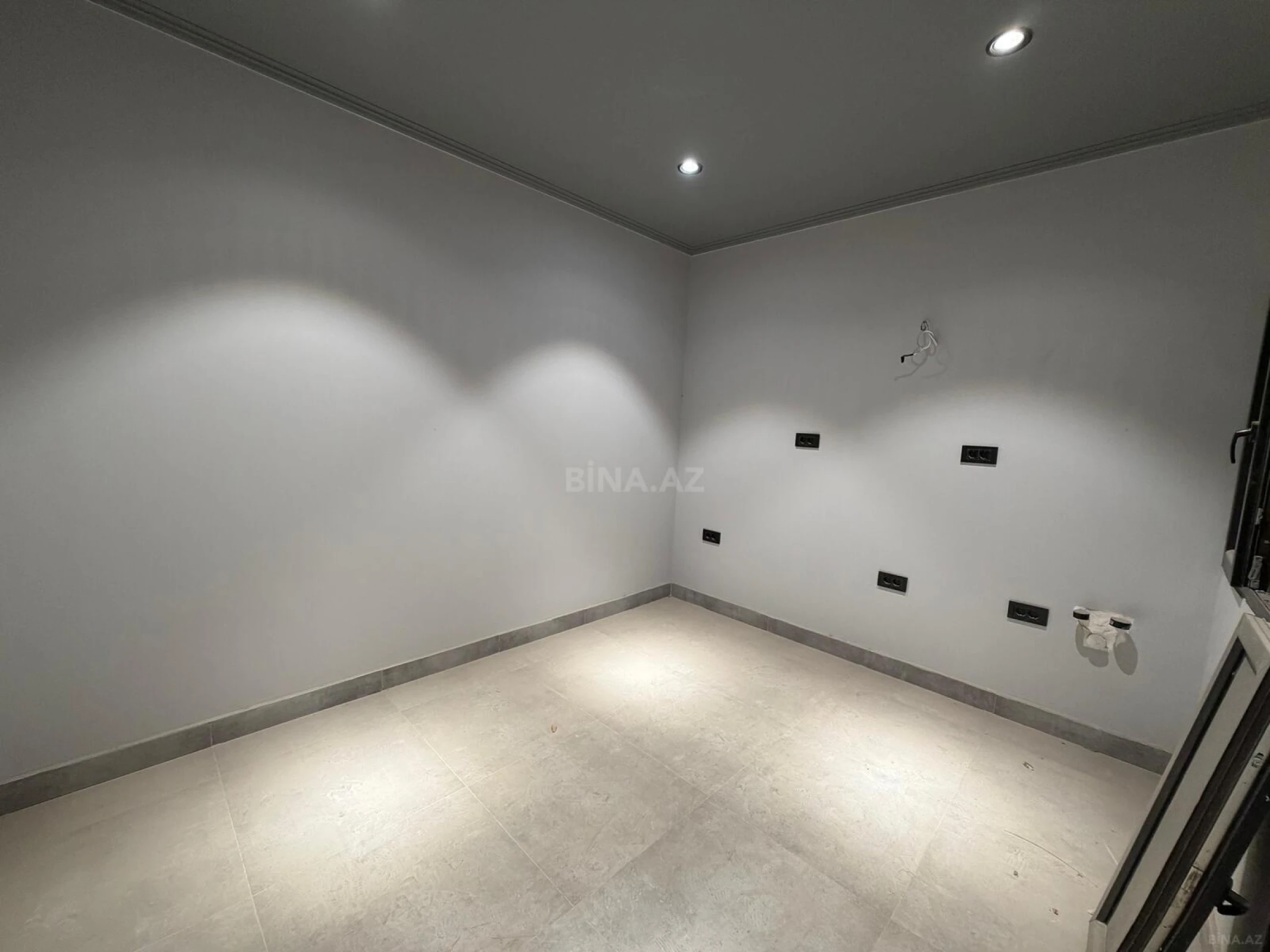 Satılır 4 otaqlı ofis 264 m²