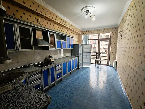 Satılır 4 otaqlı mənzil 180 m²