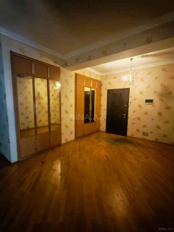 Satılır 4 otaqlı mənzil 180 m²