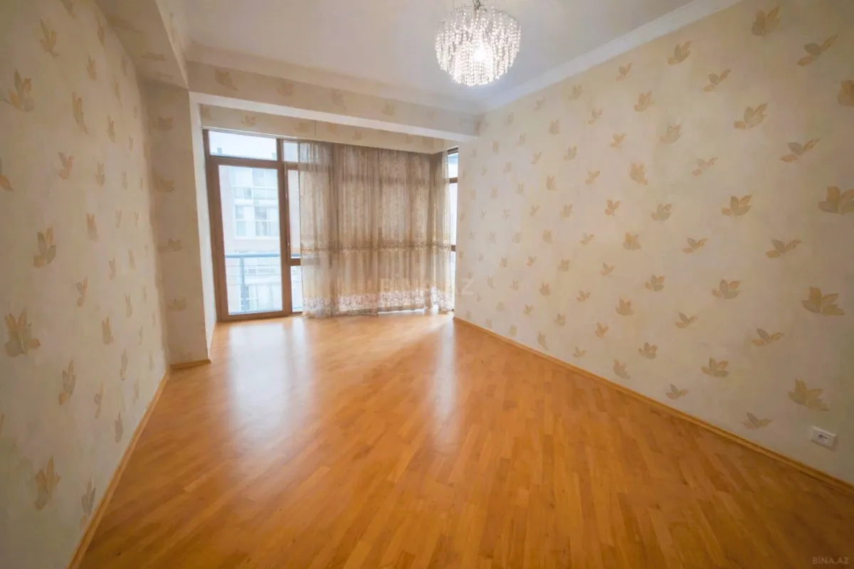 Satılır 4 otaqlı mənzil 180 m²